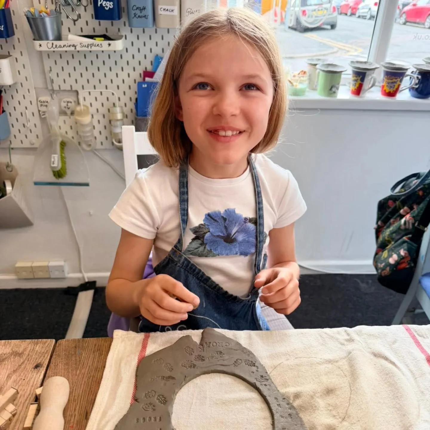 This is Em. Em likes frogs. Em made a trinket dish with frogs on. A great day for Em and frogkind!

Great vibes at Quil of @loveandlovelier workshops today - let us know if you'd like more parent and child ceramic workshops and I'll let her know ☺️