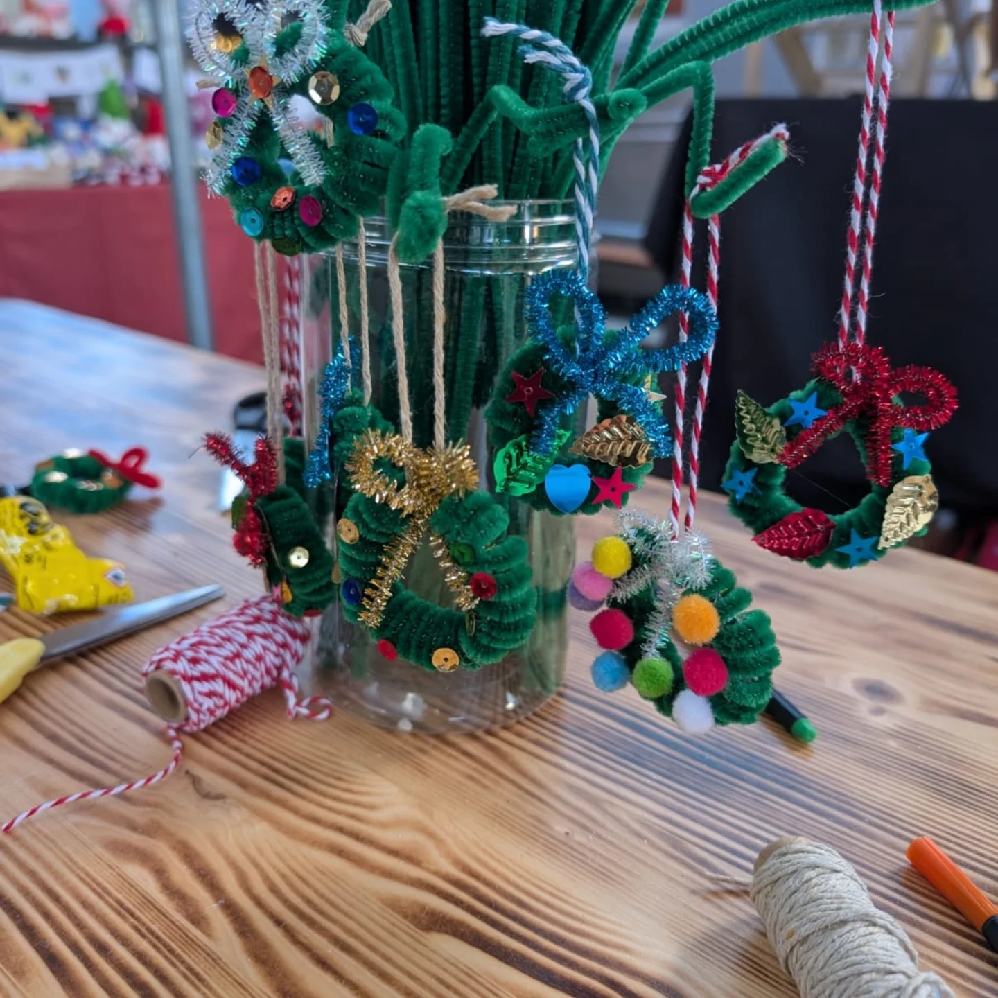 festive pipe cleaner wreaths.webp