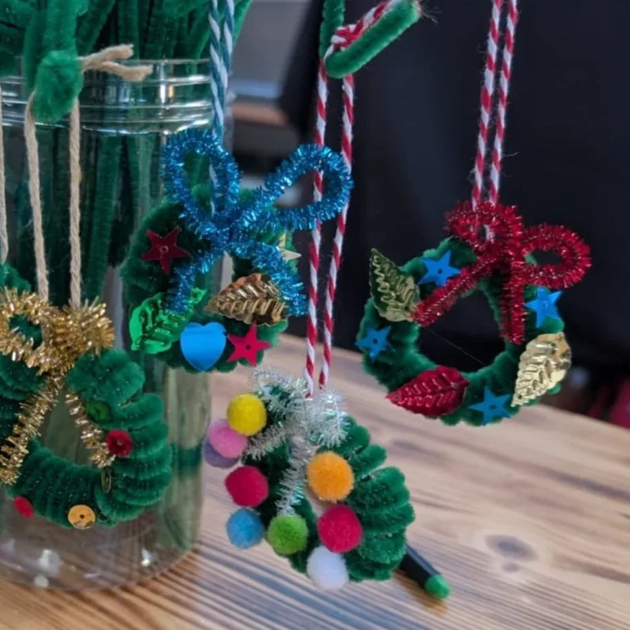Pipe Cleaner Wreath Decs