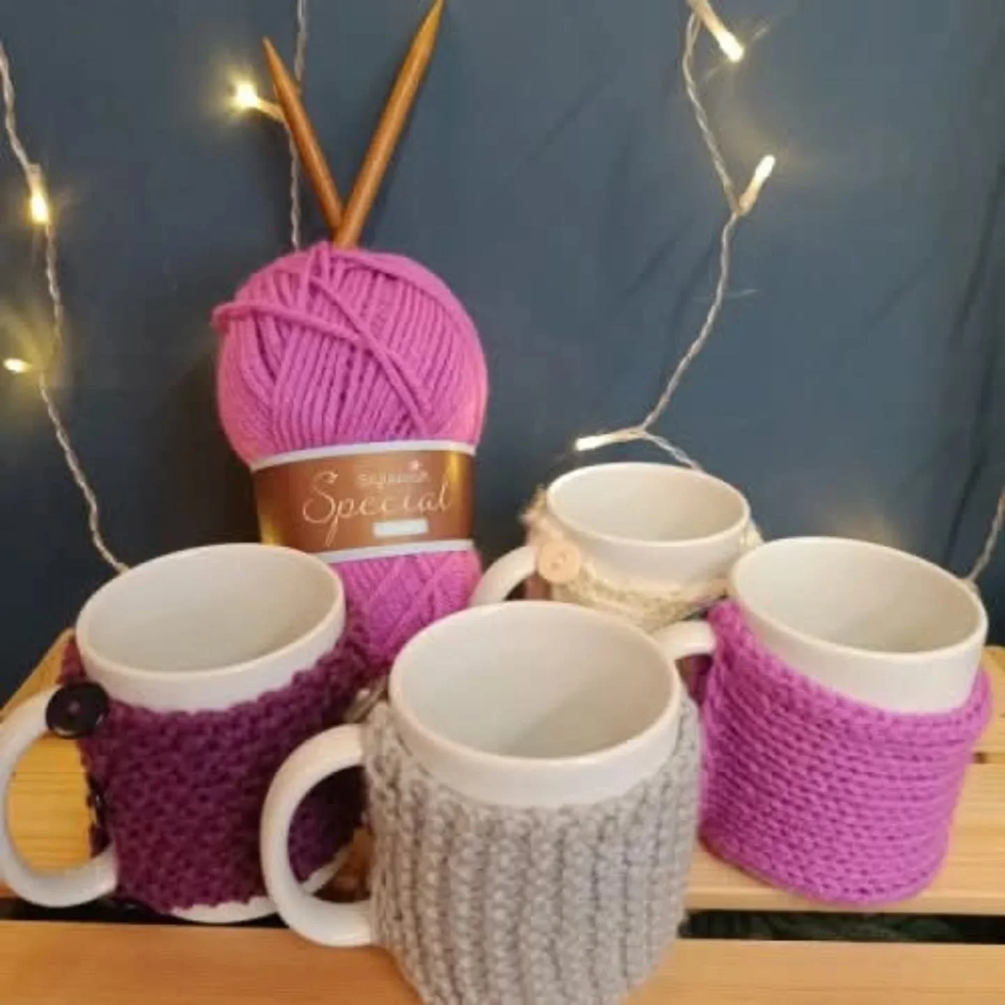 🩷LEARN TO KNIT IS BACK!🩷
&bull;
The perfect craft to learn to prepare for the winter months or to have something to do on your picnic at the park while the sun is out! 😚
&bull;
Knitting a mug cosy is super easy to learn, and you'll be able to pick