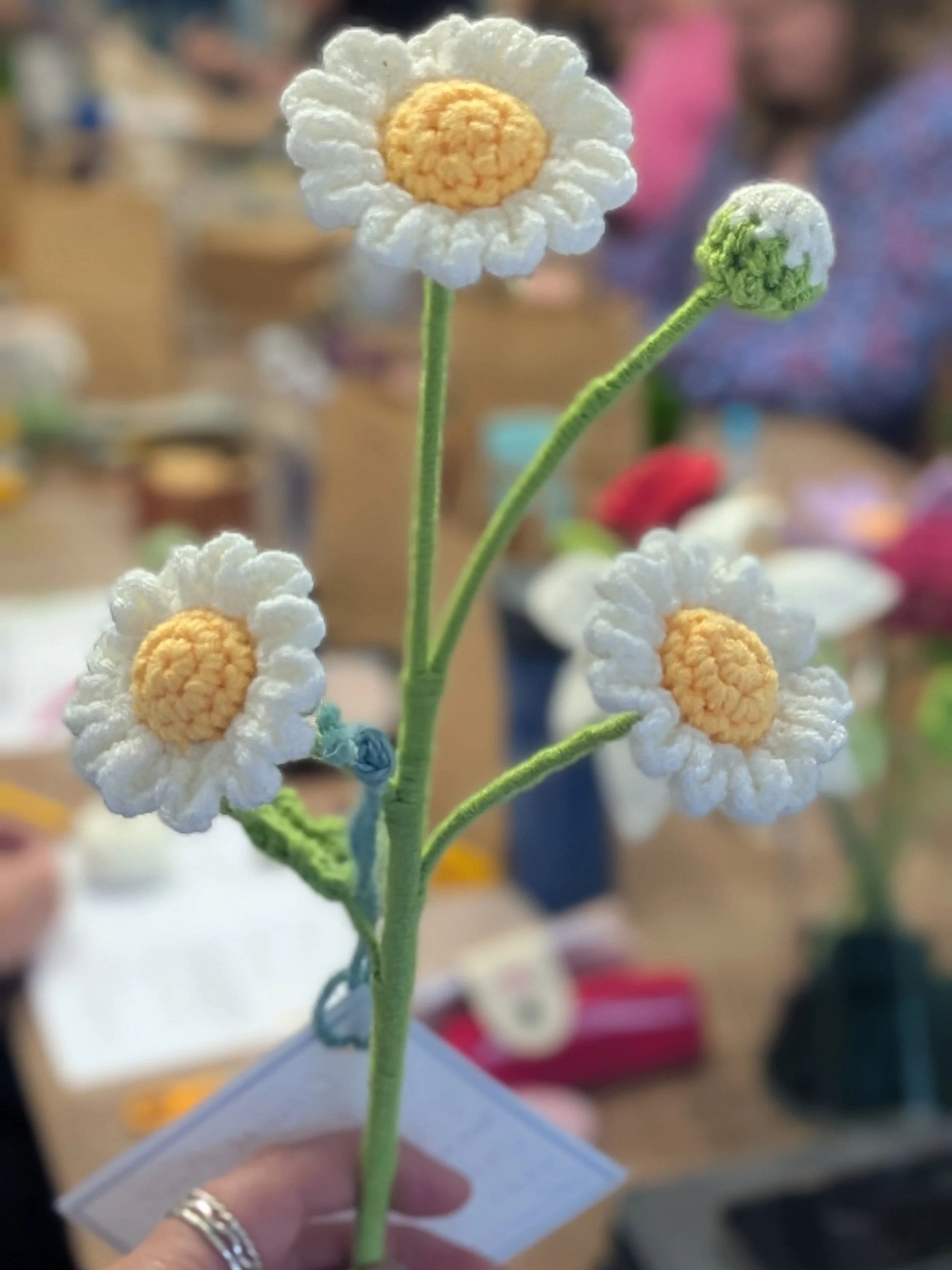 Lush vibes last night at crochet daisy making with @sjandgray 

She has been very busy adding a bunch of new crochet flower workshops so do head on over to the link in her bio to see all the flowers you could make with her this summer, you'll get to 