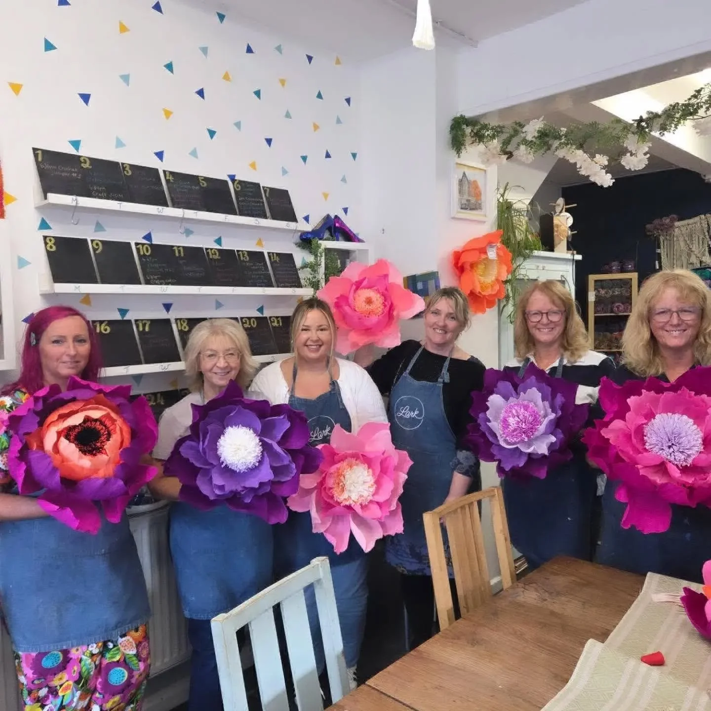 🌸 Big flowers. Big creativity. Big smiles. 🌸

Just look at what everyone created! 💕

Every single person starts with the same templates, materials and step-by-step guidance... but every flower ends up  unique. 🌺

At Cat of @paperandpetaluk Giant 