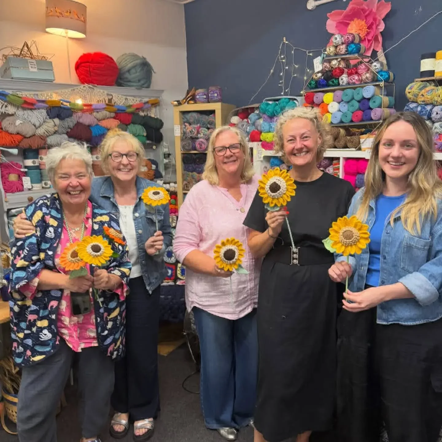 🌻SUNFLOWERS🌻
Such good vibes at @sjandgray crochet workshop this week asi everyone created these stunning summer flowers😍
Can&rsquo;t believe it's month 8 of flower making already! 😆
The Autumn flowers are already ready to book - head to link in 
