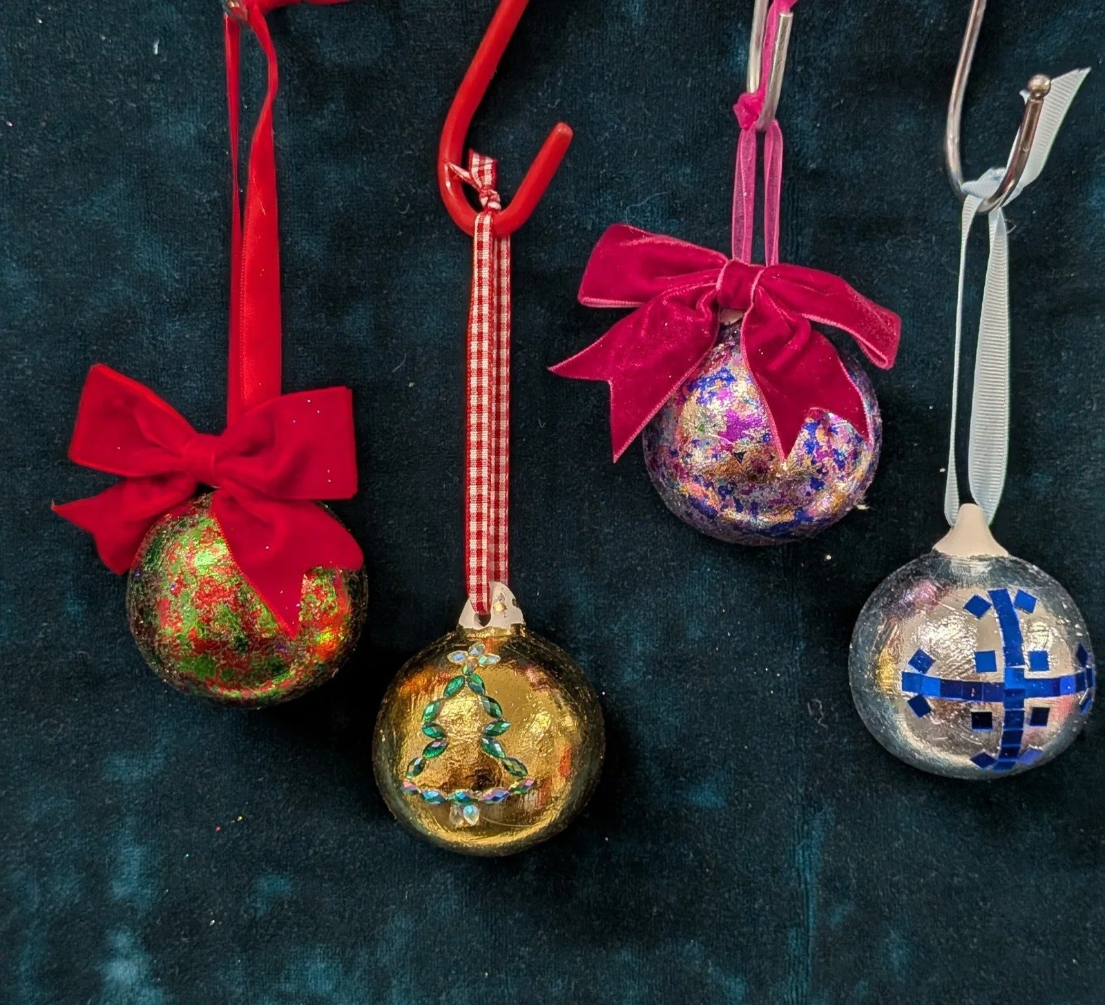 * BRAND NEW WORKSHOP ALERT *

These gorge baubles have been made using the super fun foiling technique we use for our funky foiled footwear class! Are they not so lush?!

Come along to the workshop with Sara from @diskocreations and make a pair of fe