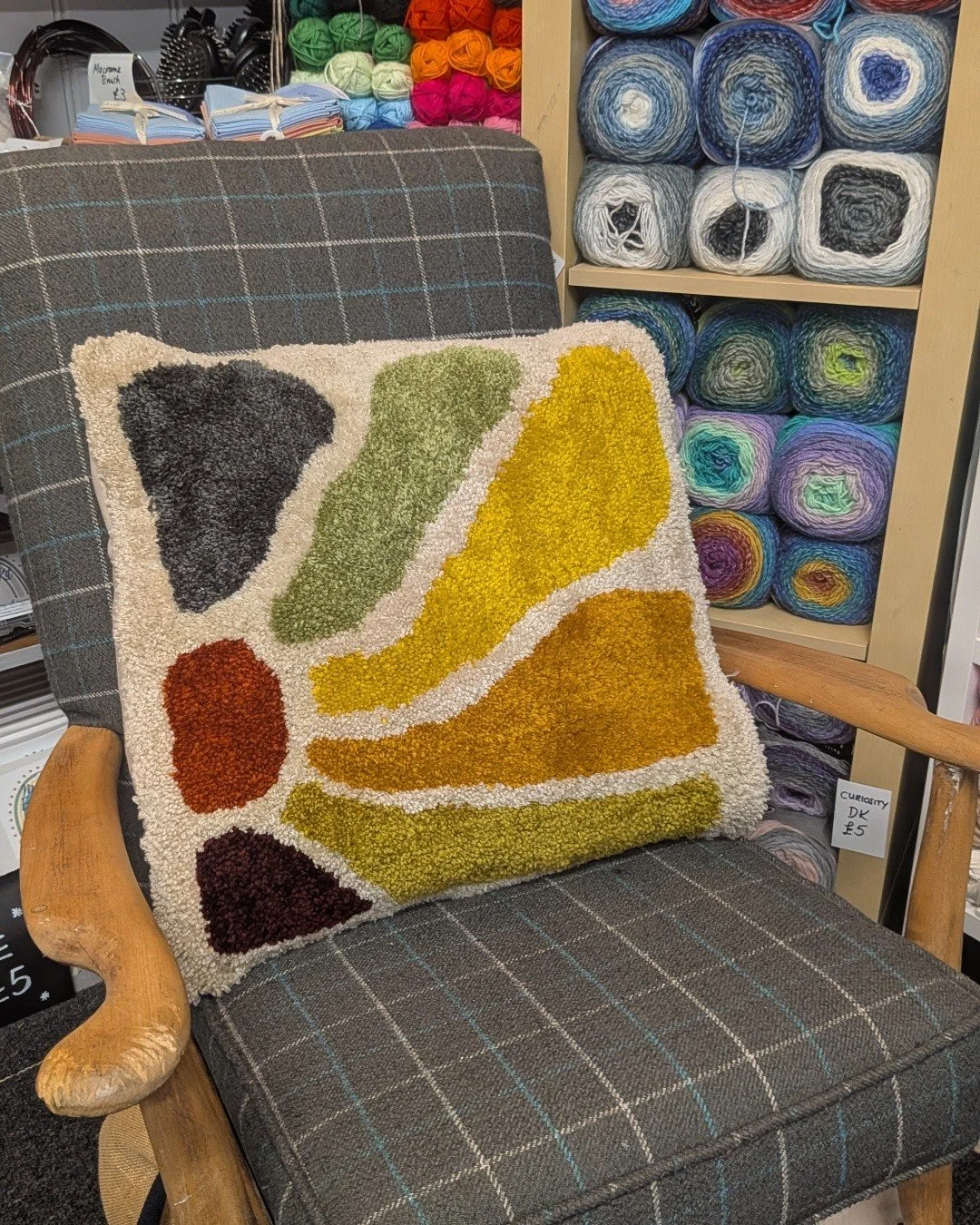 Our first tufted cushion cover - swipe to see it at home looking awesome! Well done Victoria.
Tufting continues to be my fave workshop, it's a proper workout - for you holding that gun for hours but also for me setting up all those frame and hooverin