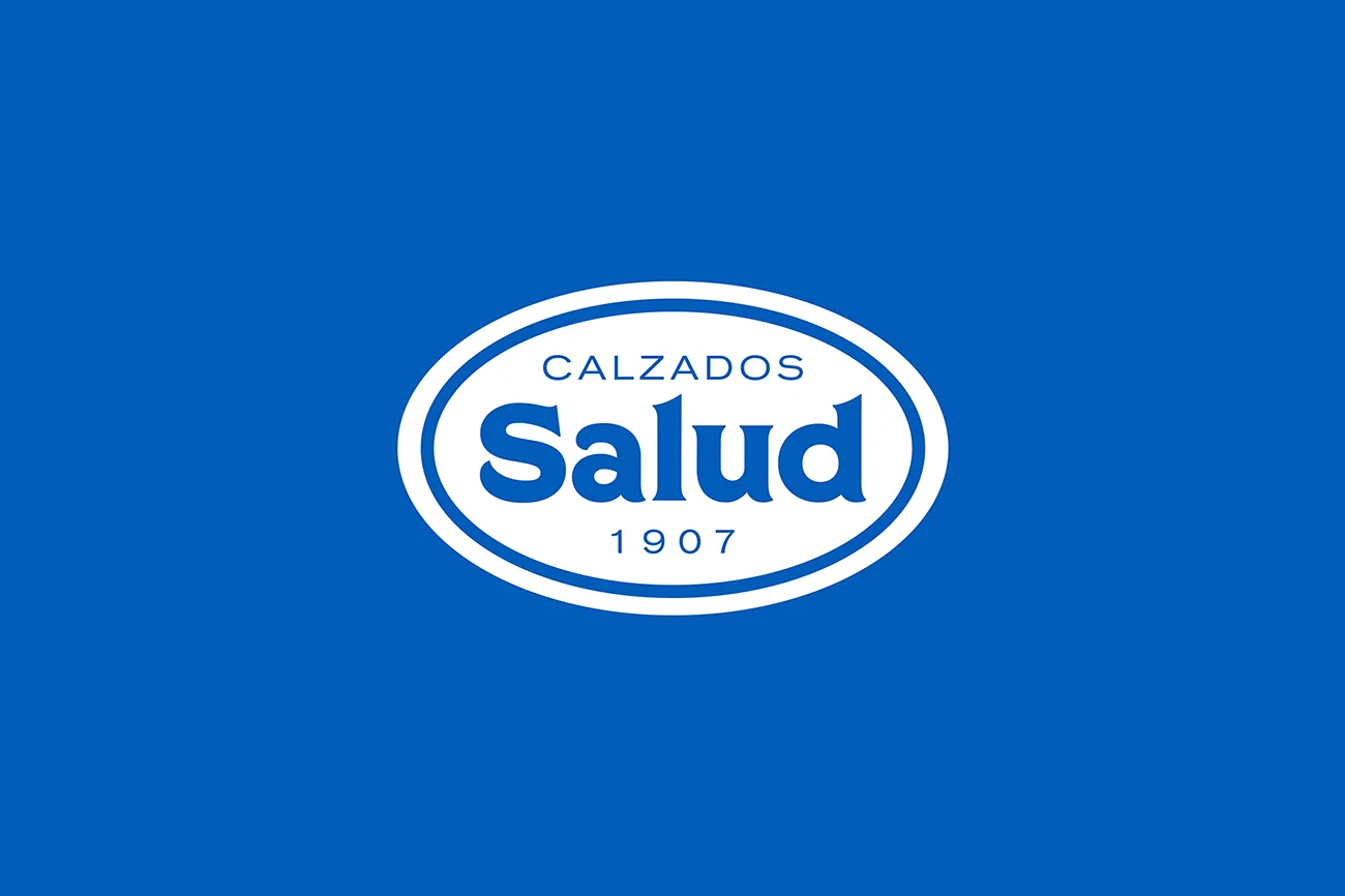Nos encanta diseñar marcas que tienen historia. Calzados Salud es una zapatería con más de 1 siglo de antigüedad. Lo que comenzó siendo una fábrica de zapatos en 1907 ha ido creciendo y adaptándose a los nuevos tiempos, siendo hoy en día un referente en el sector del calzado en la provincia de Córdoba. La 4ª generación de la familia quiere que ese avance se vea reflejado en un rediseño de la imagen de marca, que manteniendo la esencia de la misma se renueva y adapta al mercado actual.