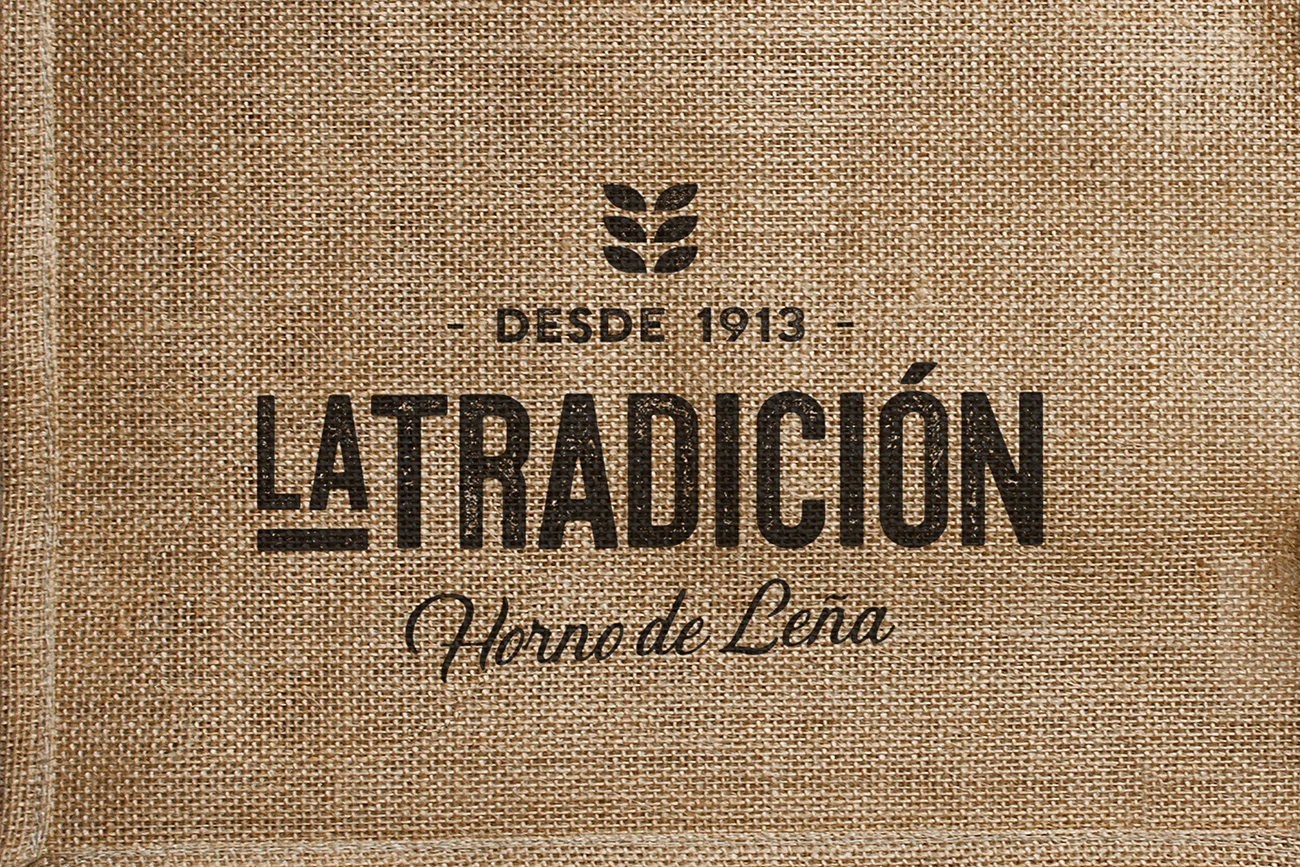 Florencio es la cuarta generación de una familia dedicada desde principios de siglo a elaborar “pan de verdad”, desde su horno de leña en la población cordobesa de Santa Cruz. Él ha sabido mantener la esencia del oficio, continuando con la fórmula artesanal de un producto de máxima calidad, pero al mismo tiempo no ha parado de innovar, considerándose en la actualidad todo un referente en la creación de panes especiales únicos. Con motivo de la inauguración de su nuevo local en Córdoba, ha confiado en Revel Studio para rediseñar la imagen de marca al completo.