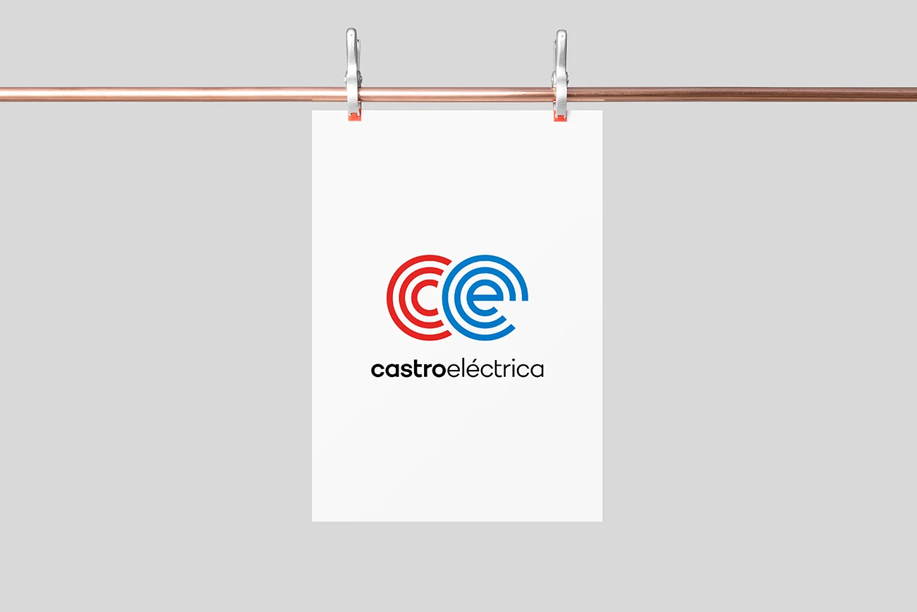 "Castro Eléctrica" es una empresa que trabaja en el ámbito de la electricidad y las telecomunicaciones. El diseño de su nueva marca tiene como elemento diferenciador un símbolo generado a partir de las líneas concéntricas que representan un campo magnético. Los colores rojo y azul simbolizan las cargas eléctricas positivas y negativas, además de enlazar con los servicios de aire acondicionado y calefacción que también ofrecen.