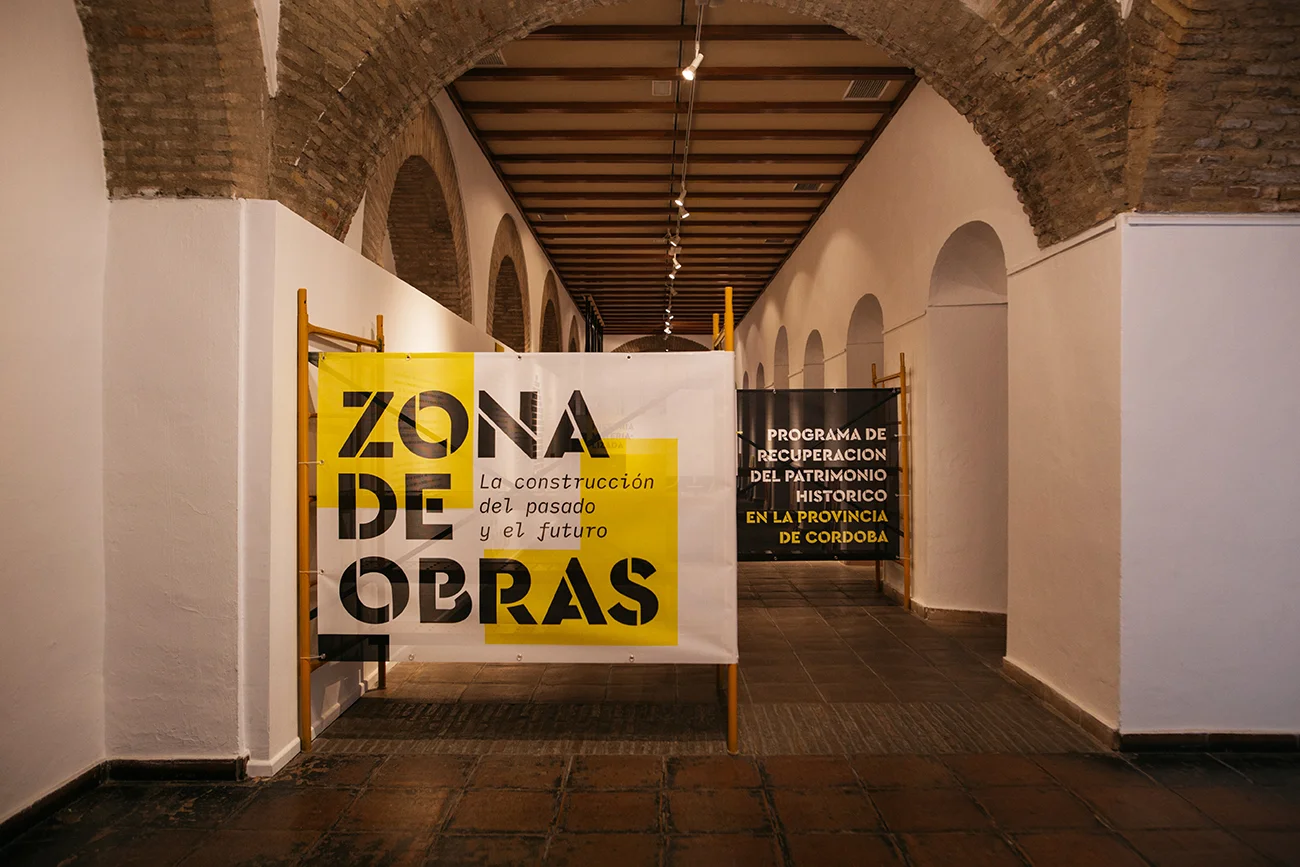Proyecto de montaje y gráfica para exposición. El programa de recuperación de patrimonio se puso en marcha en 2015 desde la Delegación de Cultura de la Diputación de Córdoba. Esta muestra reune el "antes" y el "después" de las intervenciones realizadas en 35 municipios de la provincia de Córdoba durantes los años 2015-17. La idea principal ha sido el mostrar el patrimonio como un proceso en constante reconstrucción. Para simbolizar esto en el espacio expositivo nos hemos inspirado en el lenguaje propio de la obra, utilizando andamios, puntales y demás recursos que refuerzan este concepto. Comisariado y diseño expositivo: Carlos Anaya Sahuco 