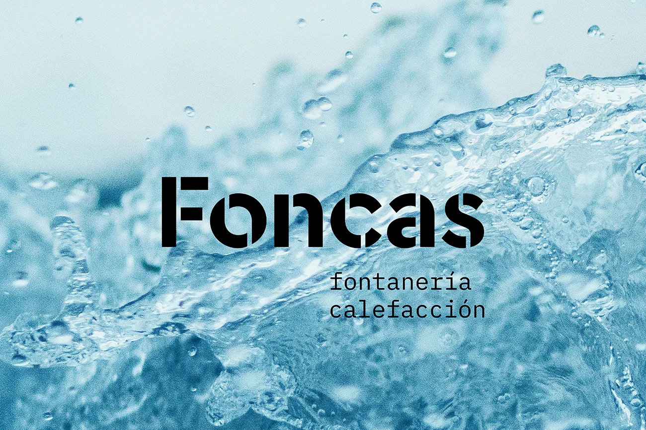 Foncas es una joven empresa dedicada al sector de la fontanería y calefacción en la provincia de Córdoba. Para diseñar el logotipo hemos creado una tipografía inspirada en la tornillería y piezas usadas en la fontanería. La identidad corporativa de la marca se genera al combinar las formas curvas del logo, obteniendo un diseño que evoca a las tuberías y conductos que se utilizan para transportar el agua.