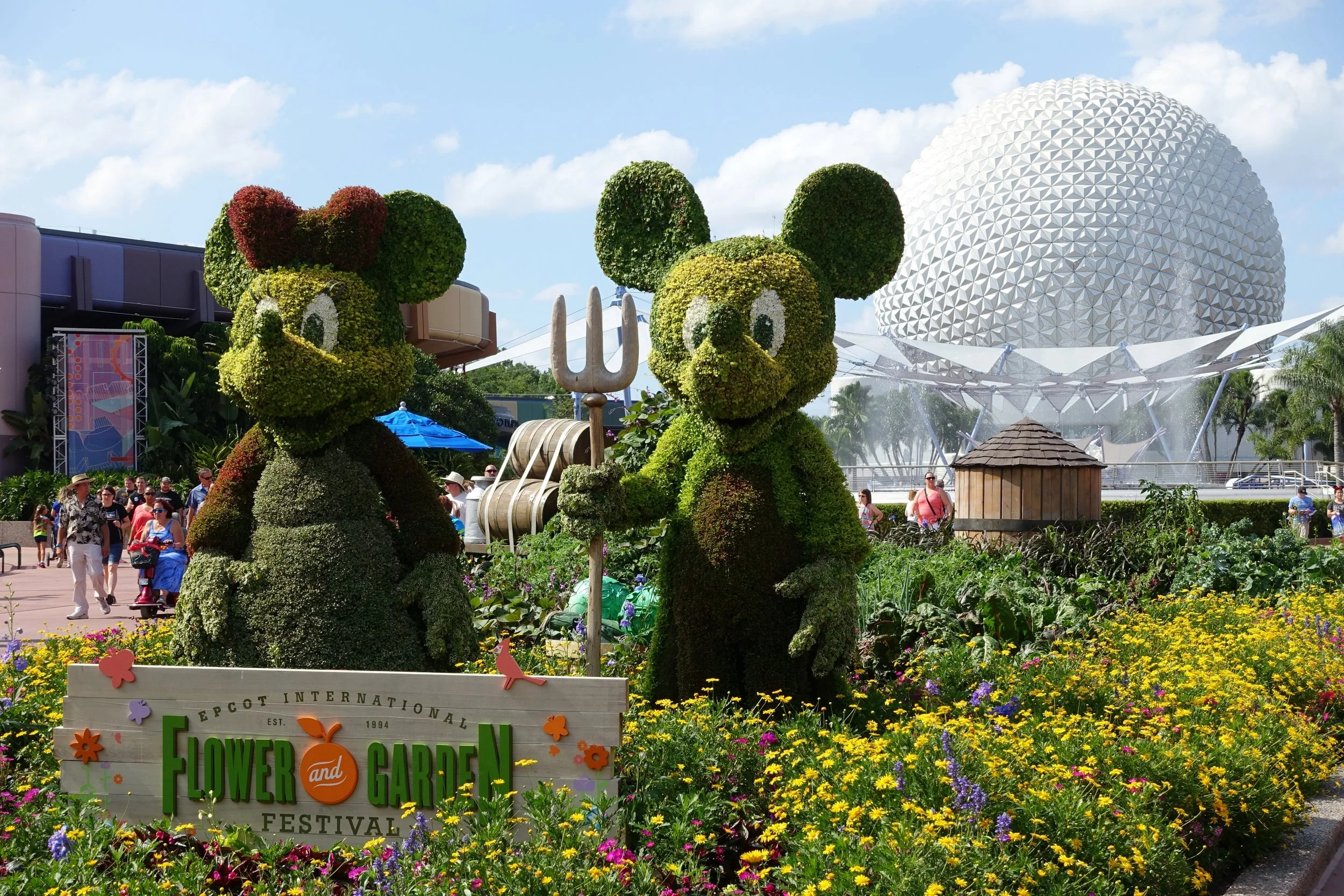 Farmer Mickey and Minnie topiaries during the 2015 Festival.