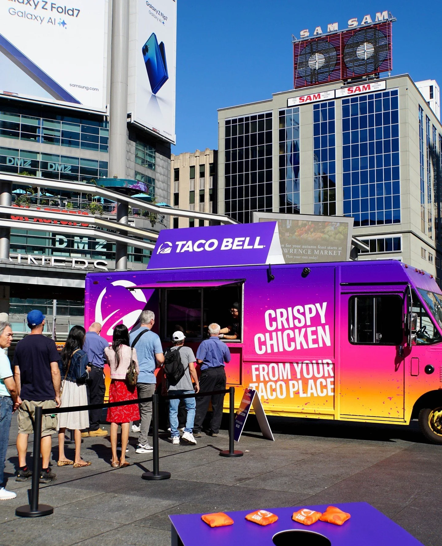 🌮🔥 What a party! On Monday Sept 29, @tacobellcanada brought the vibes (and the flavour) with the launch of their new Crispy Chicken Tenders, and Toronto showed up hungry.⁠
⁠
Fans got a first taste of the tenders coated in bold Mexican spices and di