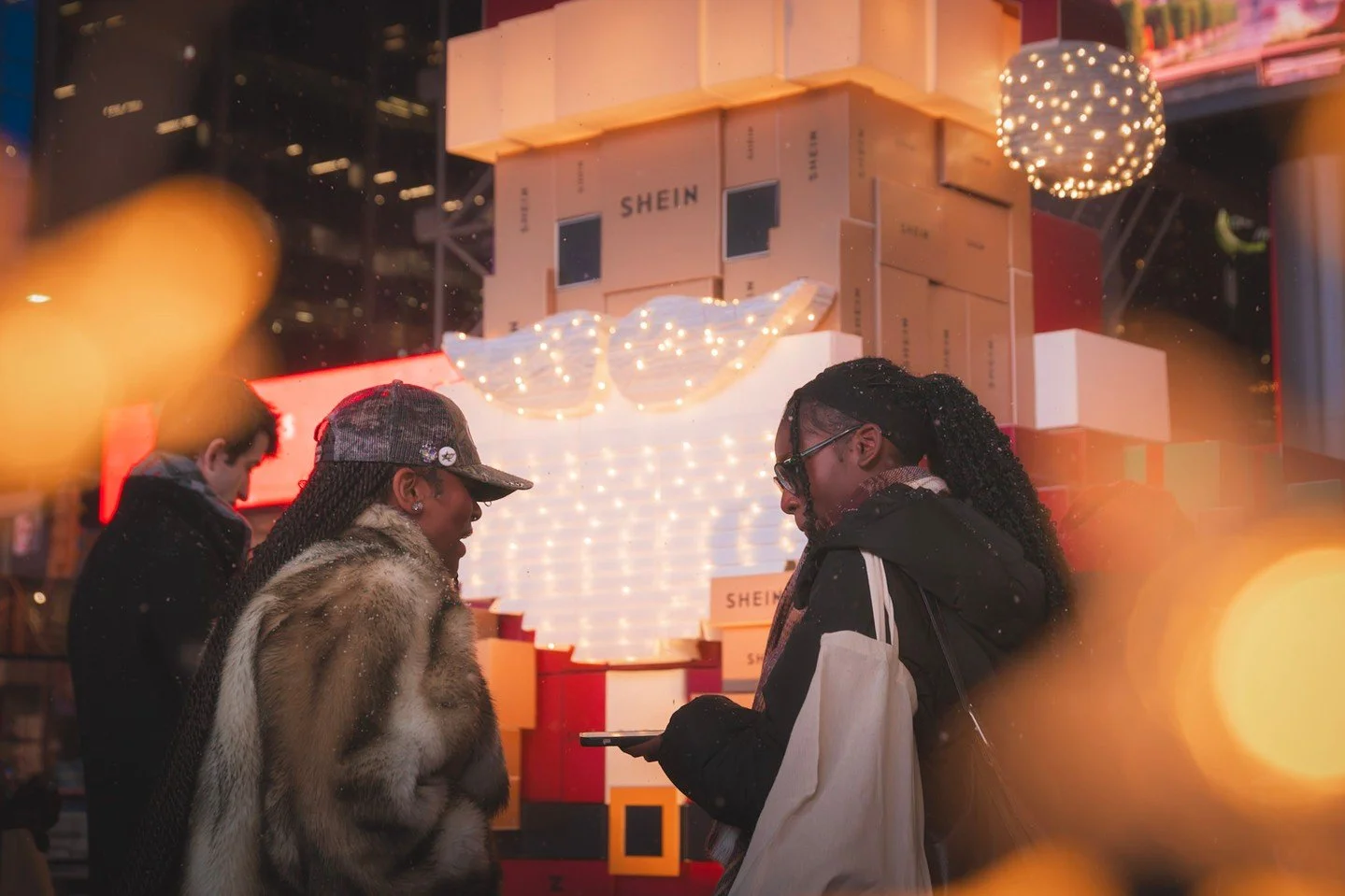 SHEIN&rsquo;s larger-than-life Box Santa is back at Winter Glow! 🎁✨⁠
⁠
From Dec 11&ndash;14, visit Sankofa Square for your chance to claim one of 6,000+ free gifts &mdash; from fashion to beauty and lifestyle must-haves. Every Box Santa gift will be