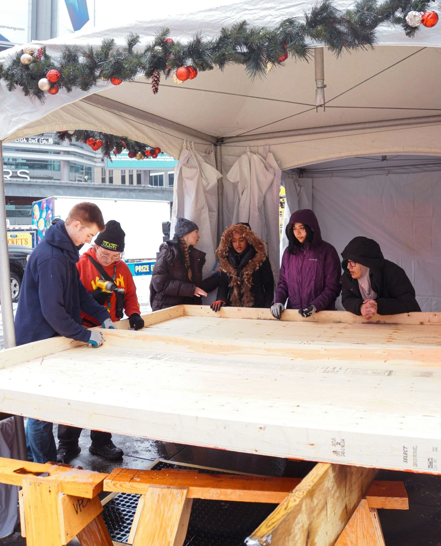 What a meaningful day at Sankofa Square ❤️🎄⁠
⁠
On Wednesday, December 10, students from Victoria Park Collegiate Institute (@victoriaparkci) brought their woodworking skills to Winter Glow, assembling and decorating a brand-new Santa House using don