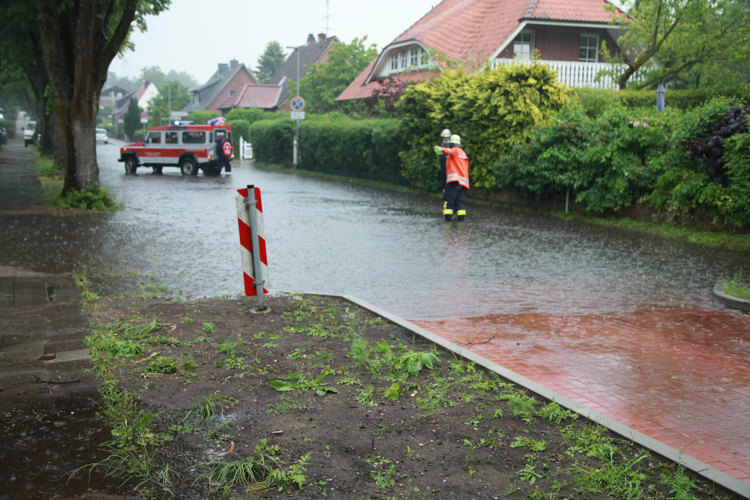 Straßen wegen Überflutung gesperrt