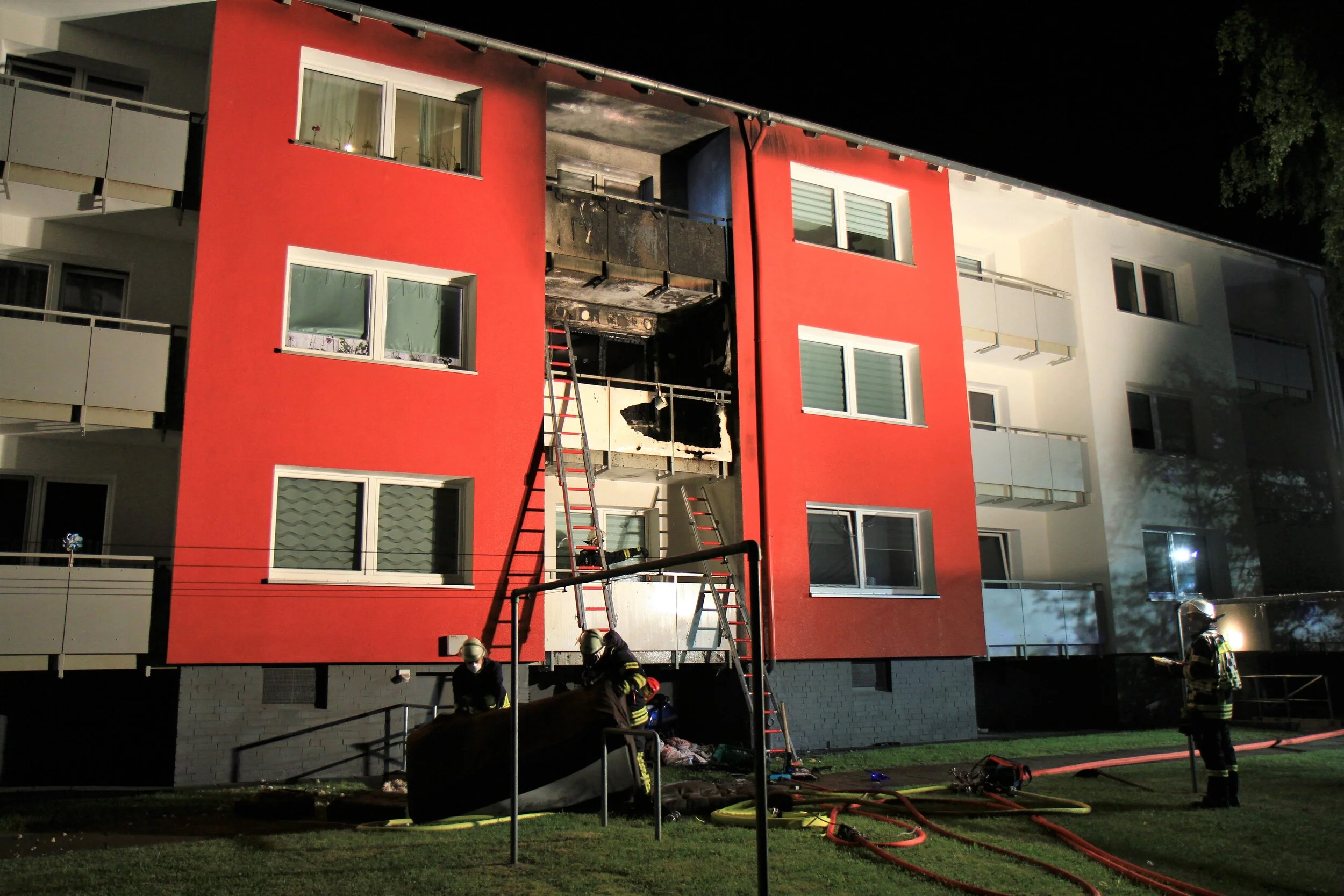 Brand eines Mehrfamilienhauses nach Explosion