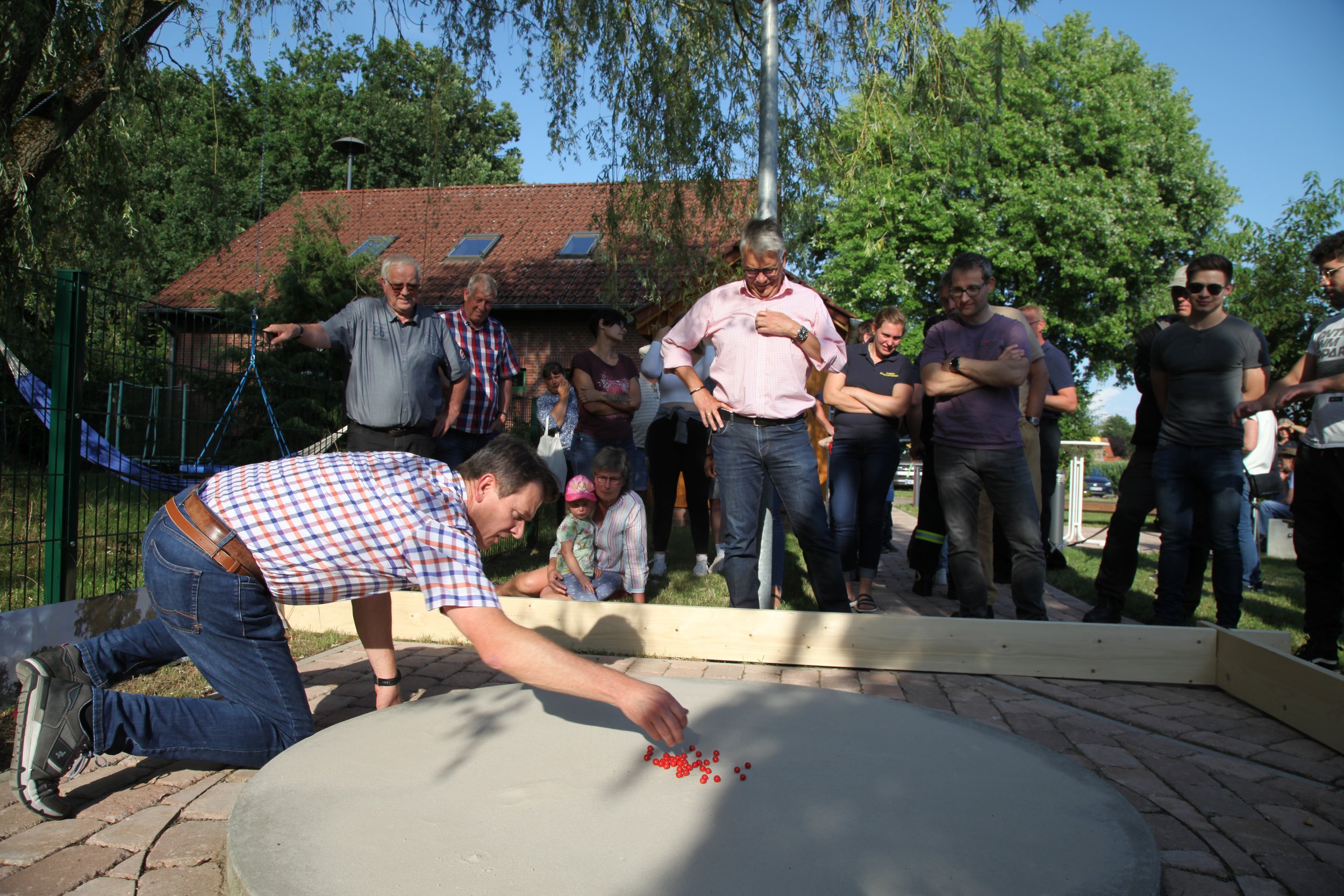 Murmelspielen auf dem Dorfplatz
