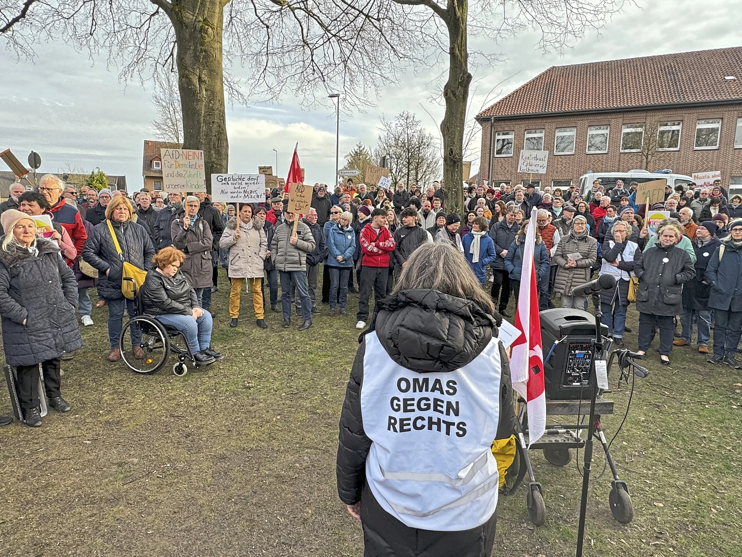 Lautstarker Protest empfängt Teilnehmer des „Bürgerdialogs“