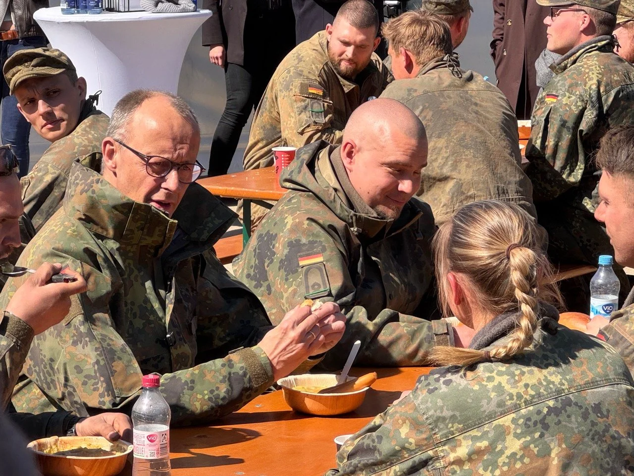 Friedrich Merz sucht das  Gespräch mit Soldaten