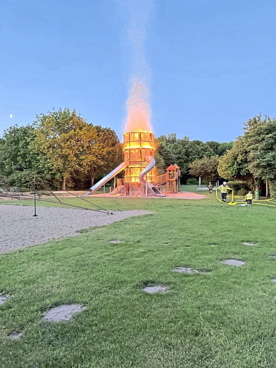 Spielturm_Vollbrand Kopie.jpg