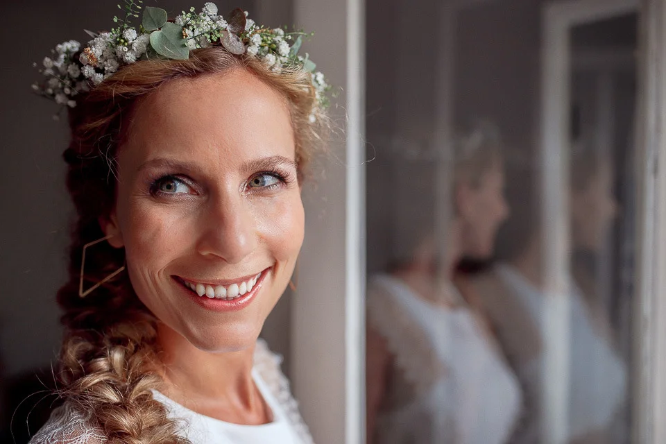 Hallo liebe Eva, vielen Dank nochmal für deine tolle Arbeit und ganz ehrlich, du warst der Grund warum ich so gut aussah! Unsere Hochzeit war wunder-, wunderschön und es war der beste Tag unseres Lebens. Ich würde das am liebsten alles genauso wieder machen, meinetwegen auch mehrmals im Jahr ;) (auch wenn das den ewig finanziellen Ruin bedeuten würde). Und nochmal: Vielen Dank für alles. Du hast das so toll gemacht und das Makeup und die Haare sahen trotz wilder Tanzerei und 1001 Umarmung noch am nächsten Morgen um 8 top aus. Liebe Grüße und ein schönes Wochenende! Linda