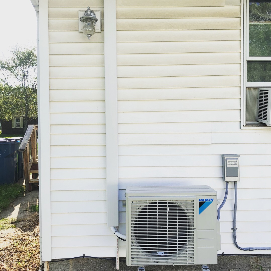 Daikin 19Seer (Seasonal Energy Efficiency Ratio) Ductless HVAC System in Residential Home Bradley, IL 60915