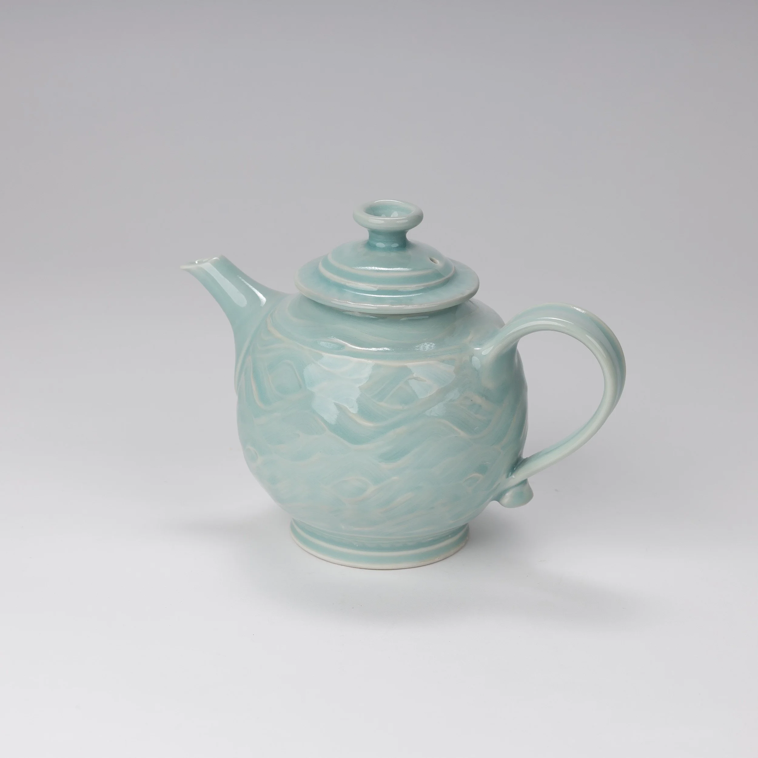  Dale Mark   Teapot    Porcelain  15 cm ht 