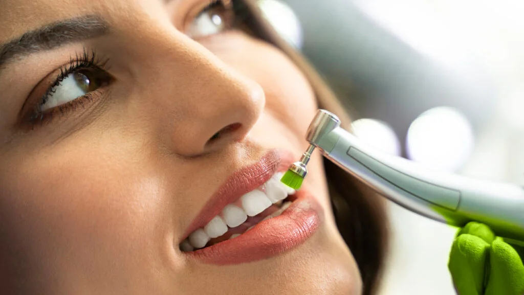 ¿Qué esperar en una limpieza dental?