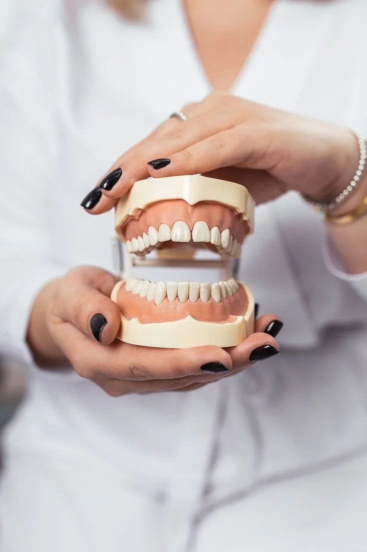 ¿Qué son los triángulos negros entre los dientes y cómo evitarlos?