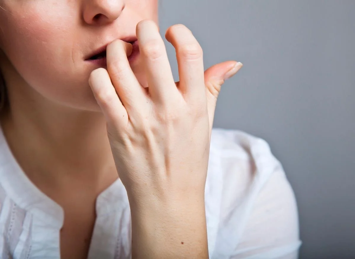 Morderse las uñas: el riesgo invisible para tu salud dental