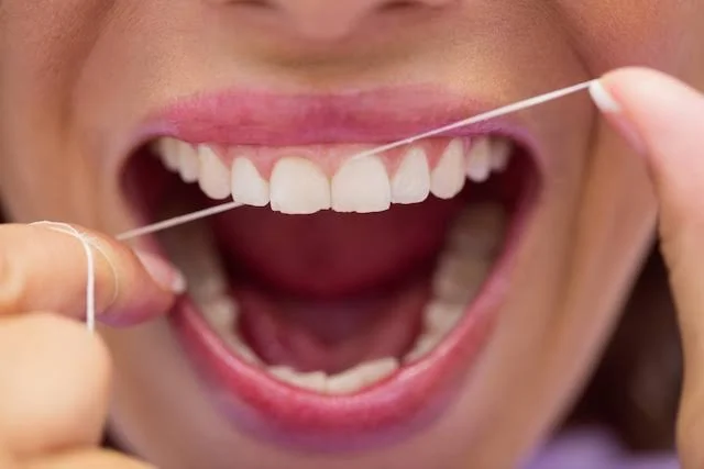 Hilo dental: el paso que casi todos saltan y lo que eso le hace a tu boca