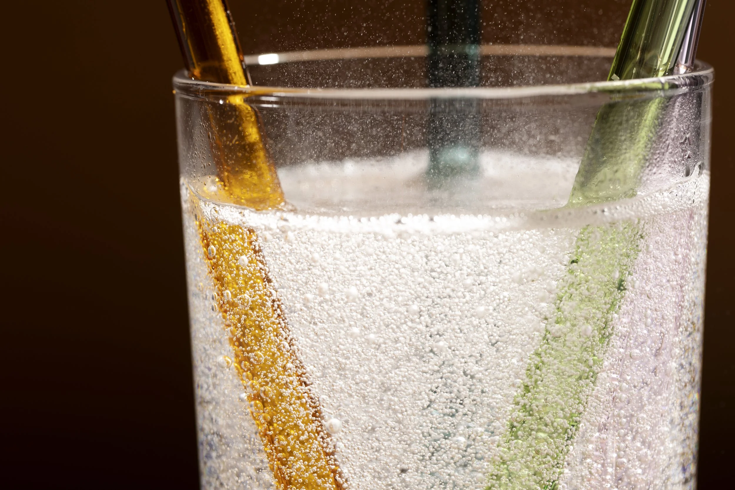 ¿El agua carbonatada daña tus dientes? — Odontologic