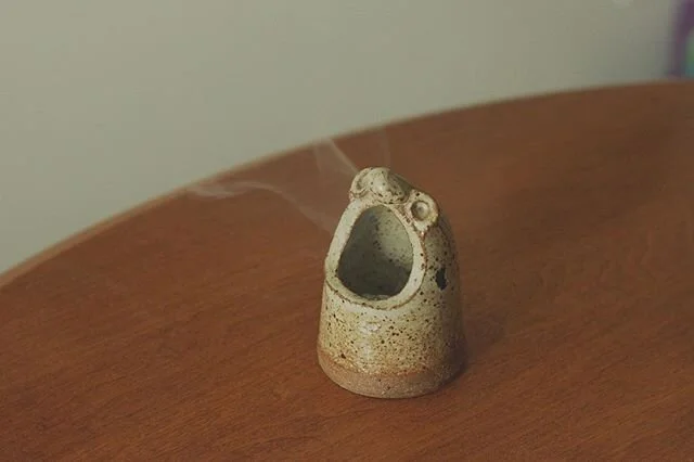 Picked up the cutest speckled ceramic friend from the thrift store. I love finding pieces like this, they have so much personality and charm. I burned some cone incense in his mouth and got a serious kick out of seeing the smoke slowly billow out 😂.
