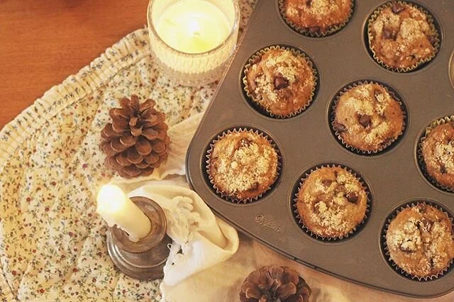 Homemade banana almond chocolate chip muffins to snack on🍌🍫! Who else is doing some baking during this time of social distancing?  I can&rsquo;t think of a better way to pass the time 😂. I&rsquo;ve been lighting some candles and setting mood light
