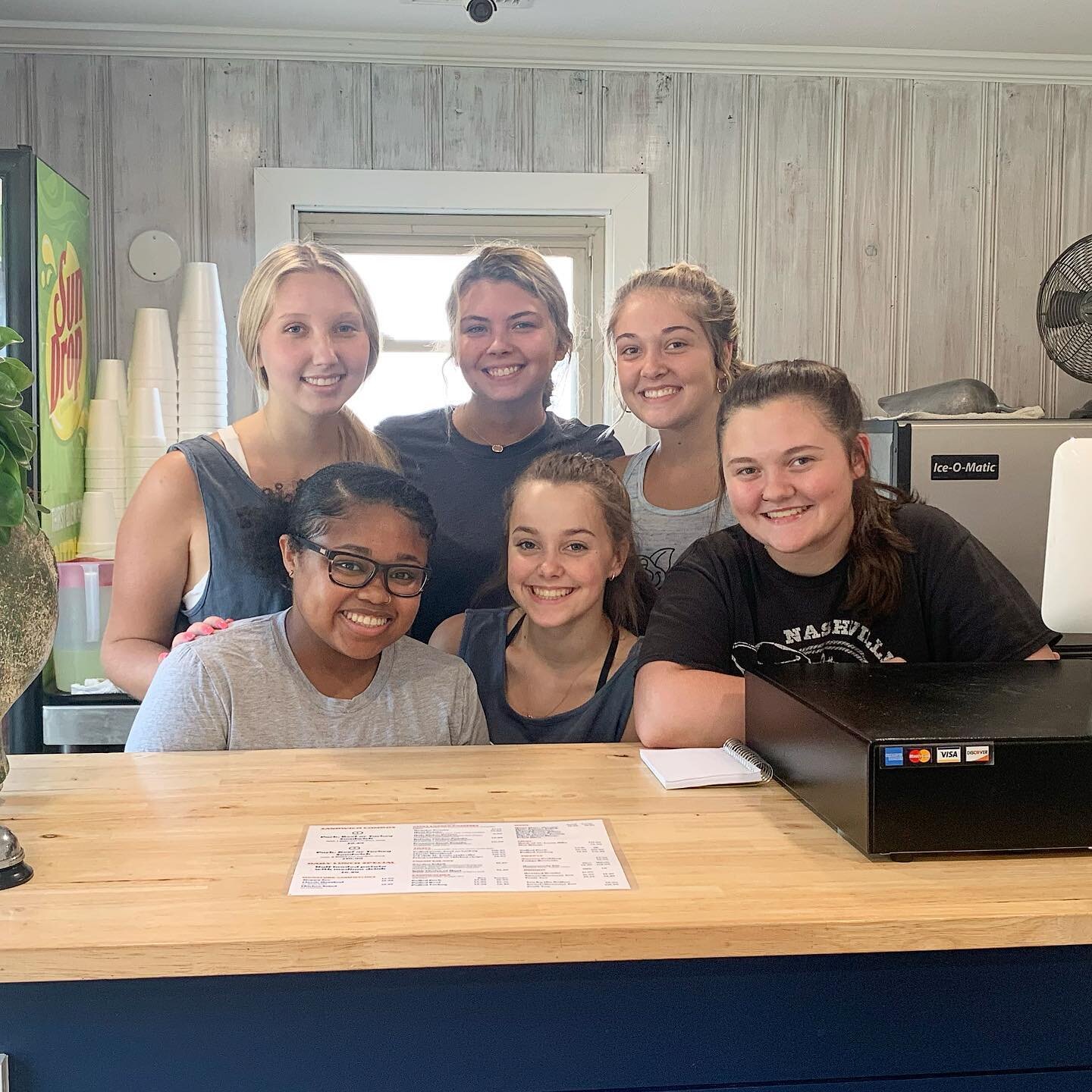 JJ&rsquo;s is looking to add to our night crew⭐️
This is the perfect job for a teenager or college student!

⏰flexible hours
💵competitive pay + tips
🤝great work environment 
👩🏻best boss ever @juliewebster 

Apply in person!
#jjsbarbecueofcolumbia