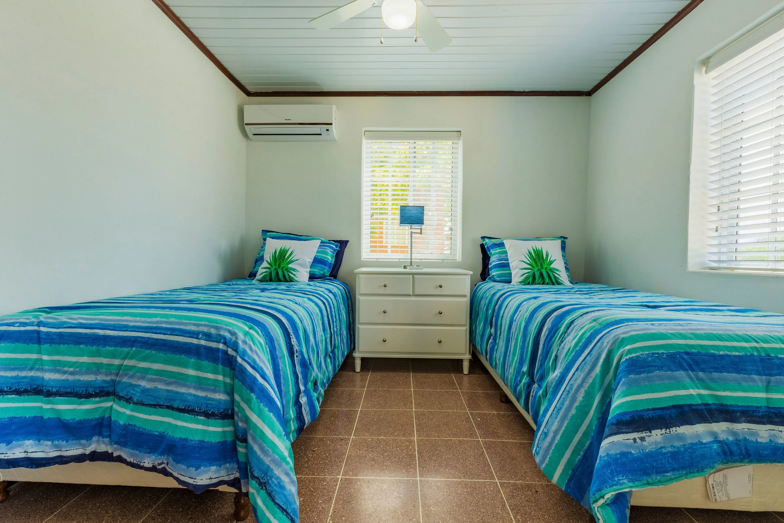 Second bedroom with twin beds 