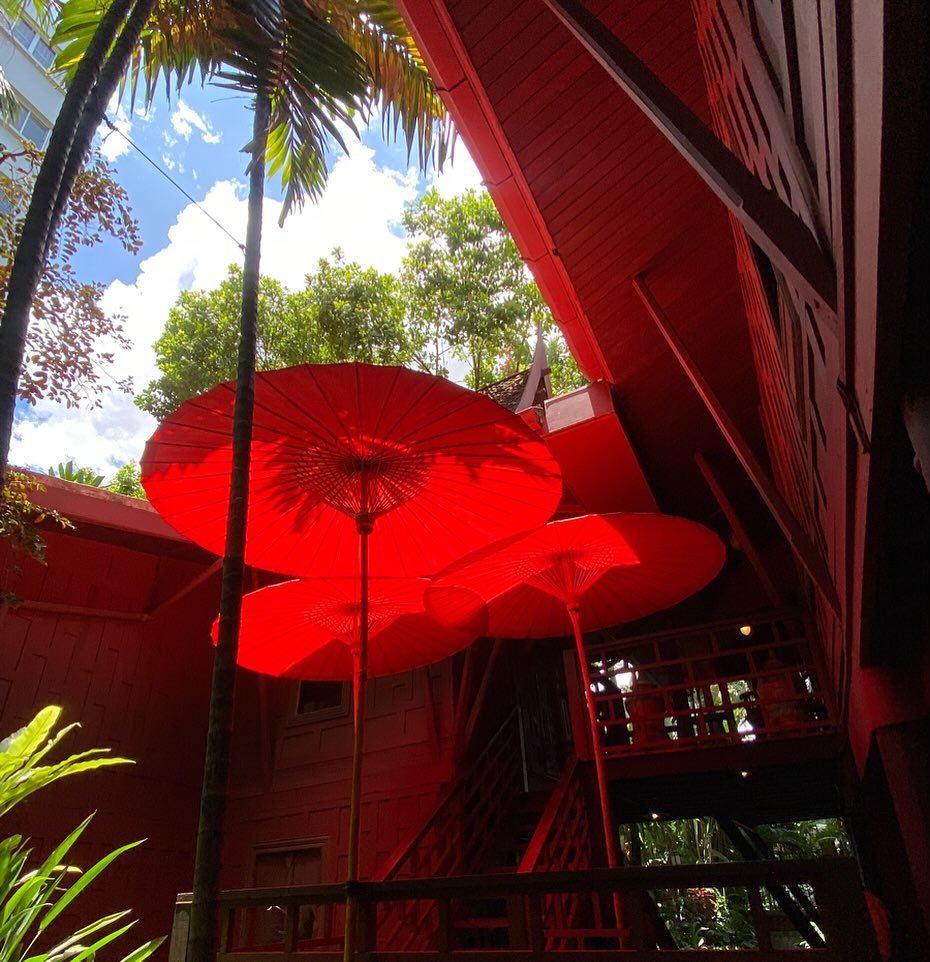 🏮🐦&zwj;🔥 Poppy red parasols at the @jimthompsonhouse in Bangkok. I feel a return to red interiors coming on. It&rsquo;s a commitment to passion!  #travelinspiration 🐒
.
.
.
#bangkok #thailand #designideas #designwithcolor #colorfully #redumbrella
