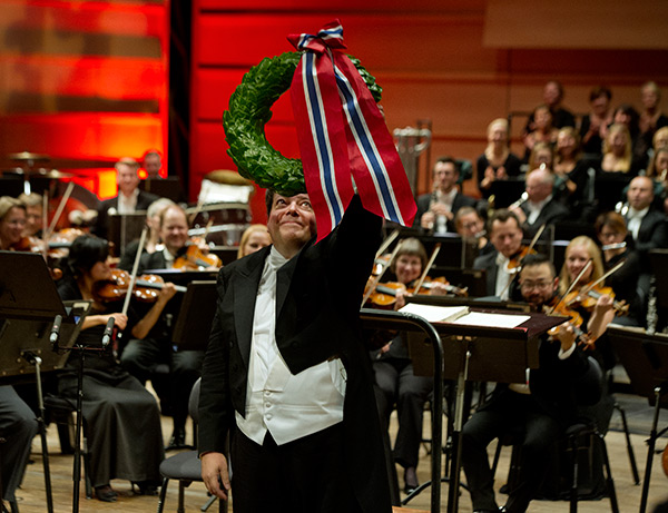 andrew-litton-with-laurels-bergen-oct2015.jpg
