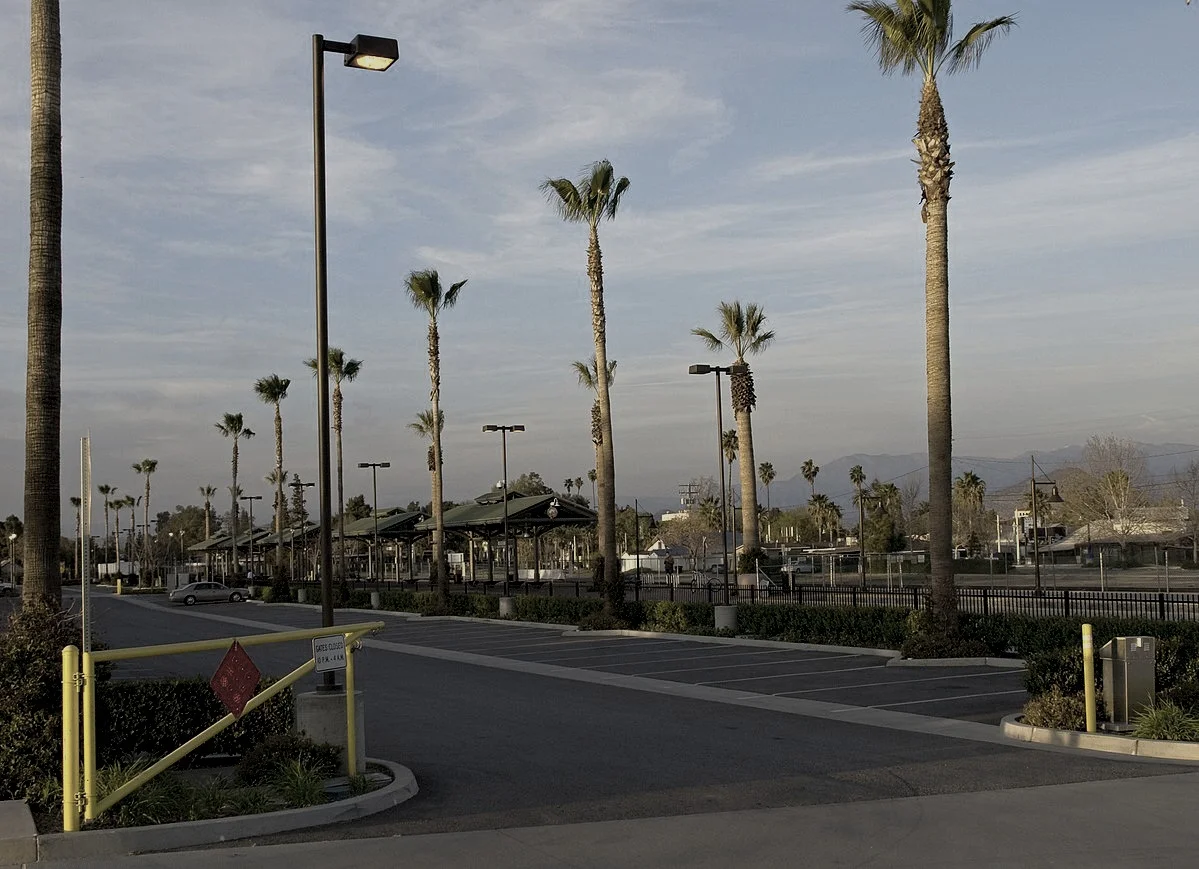 1200px-Perris_Train_Station_1.jpg