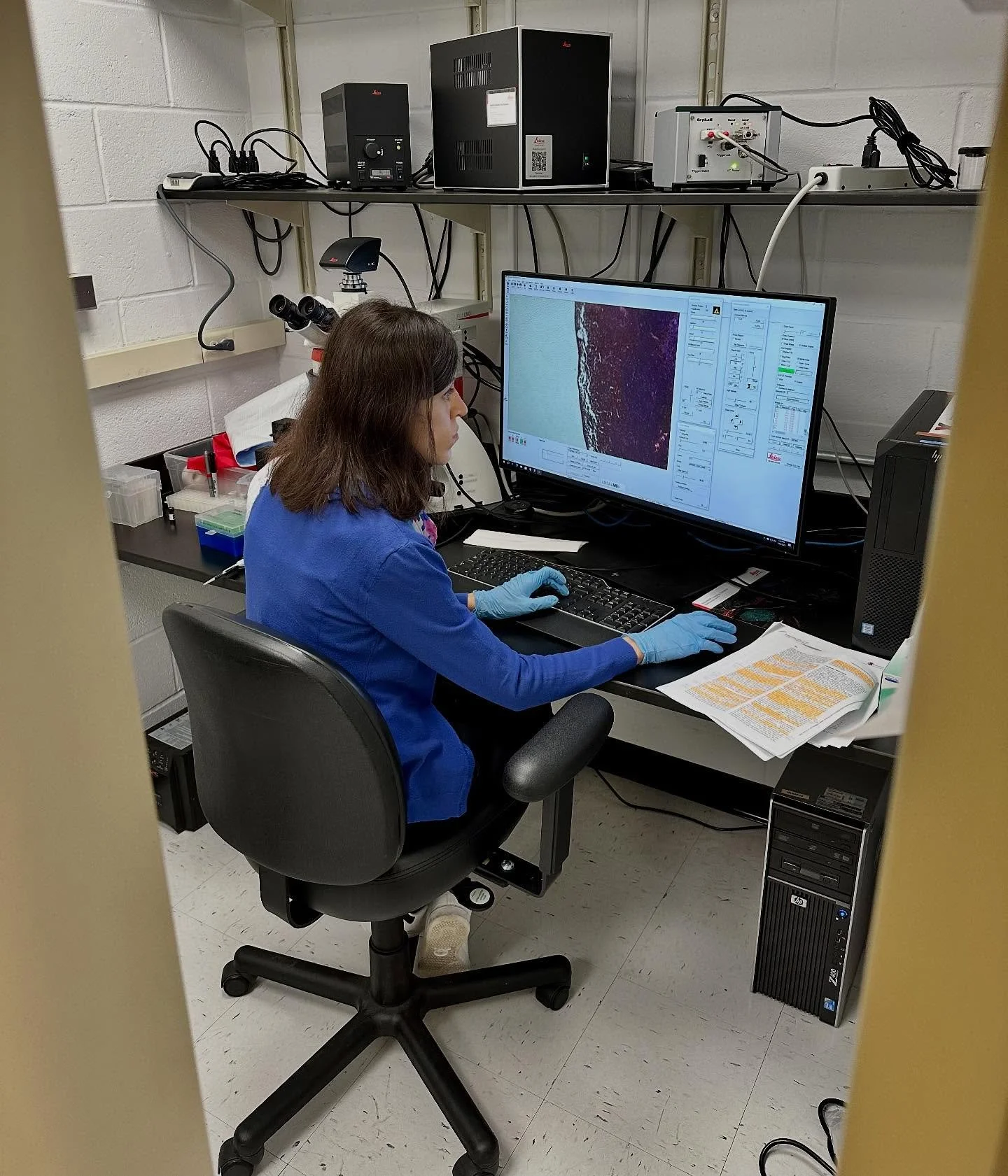 Sneaking in on a very focused Beatrice, who is cutting tissues with our laser microscope 😏😏😏