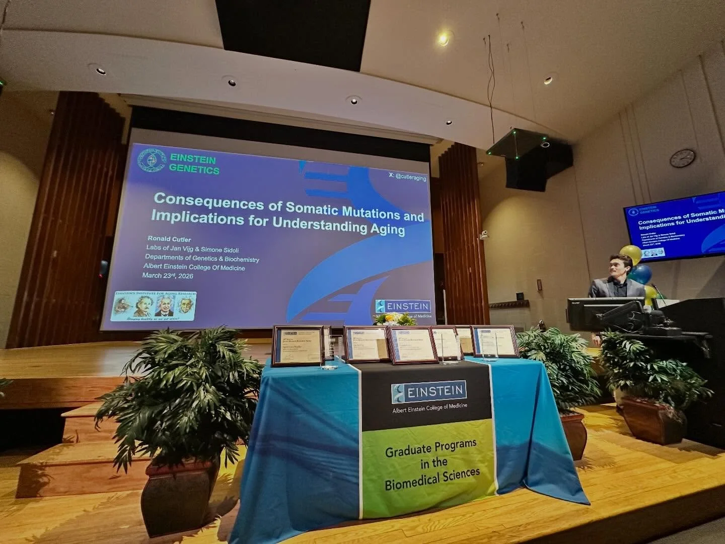 Ronnie wins the Marmur award at Einstein!! 🏅🏅🏅 It is the most prestigious award for PhD students in our community. Congratulations!!!