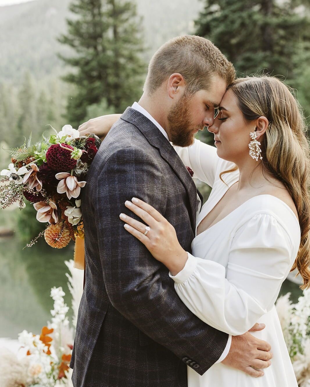 Happy Anniversary this beautiful couple! 🧡⁣
⁣
Stationery + Wedding Day Paper Goods | @hazeleyedesigns⁣
Planning + Design | @sugarwillowevents⁣
Venue | The Ranch at Emerald Valley @thebroadmoor⁣
Photography | @jayleighflood⁣
Videography | Cali Cutler
