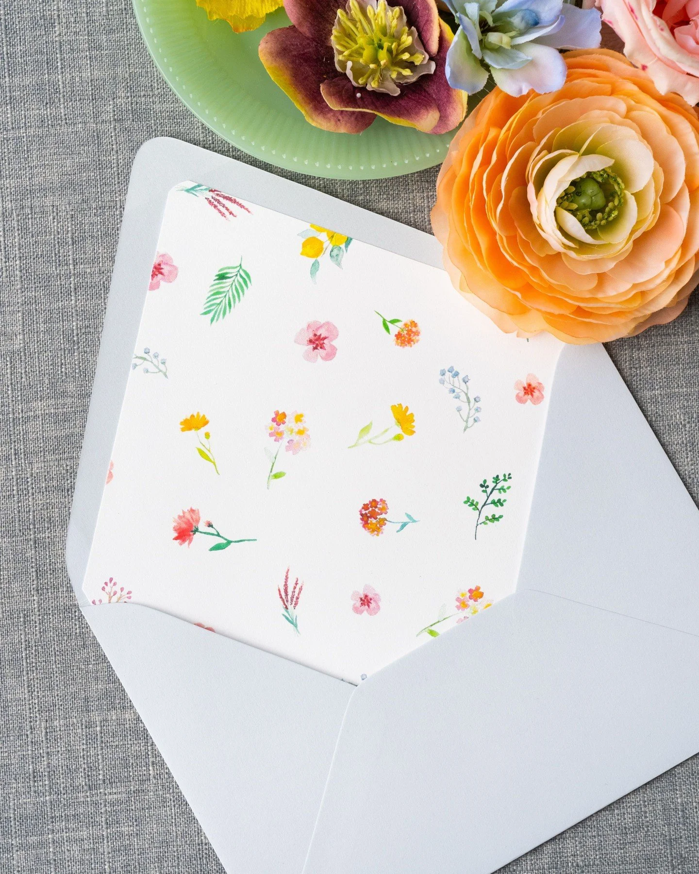 Envelope liners are the love letter inside the love letter&mdash;an extra layer of beauty before the story even begins. ✨⁣
⁣
Stationery + Paper Goods // @hazeleyedesigns⁣
Photo + Flat Lay // @peterson.design.photo