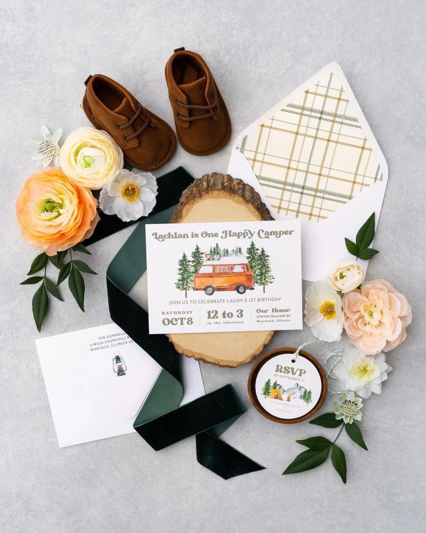Falling leaves, crackling fires, and birthday fun&mdash;this camping birthday invite brings all the cozy fall vibes. 🍁⛺ Happy First Day of Fall!⁣
⁣
Stationery + Paper Goods // @hazeleyedesigns⁣
Photo + Styling // @peterson.design.photo⁣
⁣
#BirthdayP