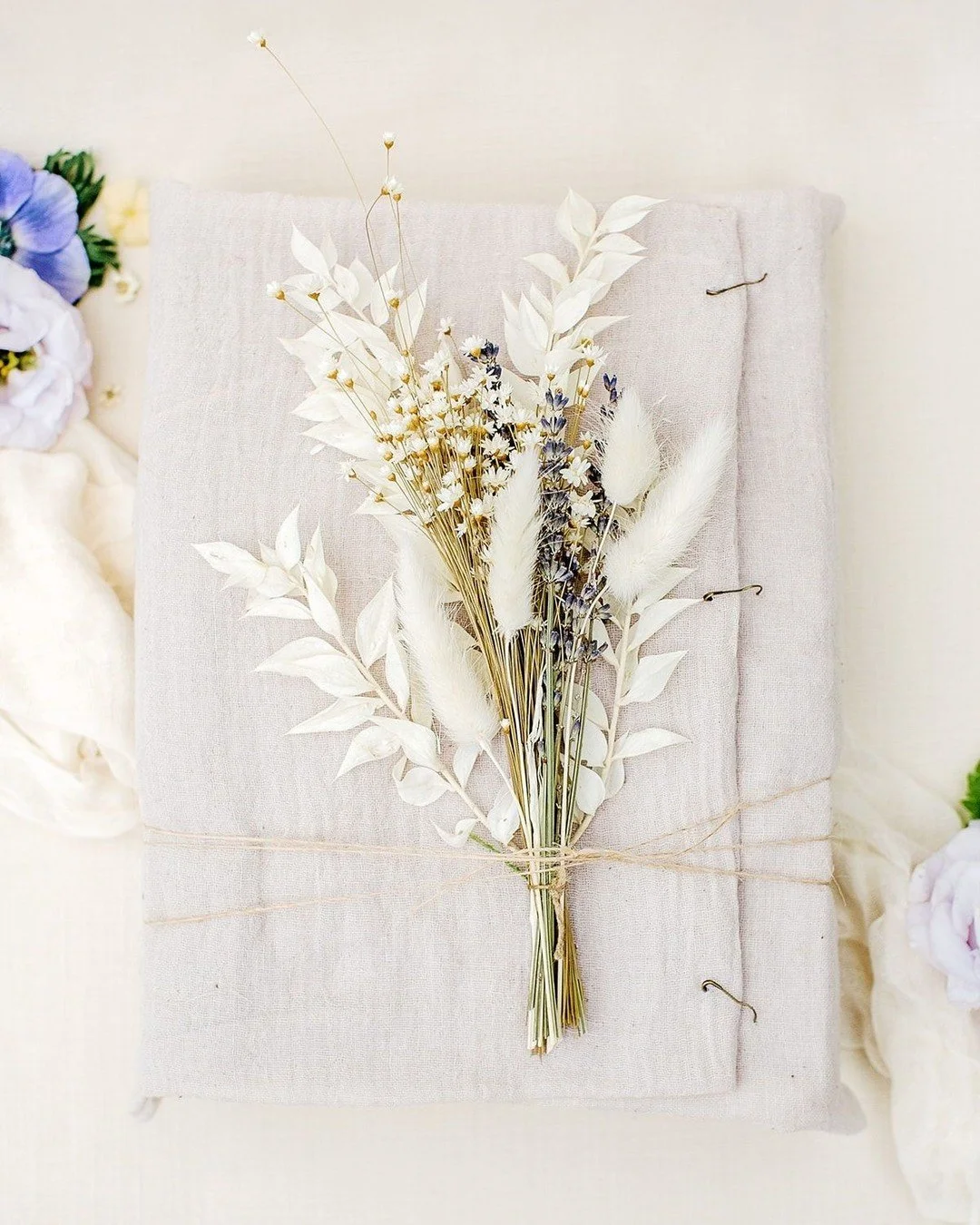 Current mood: dreaming about the upcoming gift boxes on the production calendar. Who else loves a little #StationeryJoy? 💌⁣
⁣
𝘐𝘯 𝘵𝘩𝘪𝘴 𝘱𝘩𝘰𝘵𝘰:⁣
Stationery + Wedding Day Paper Goods | @hazeleyedesigns⁣
Photography| @rachelhavel⁣
Fresh Floral