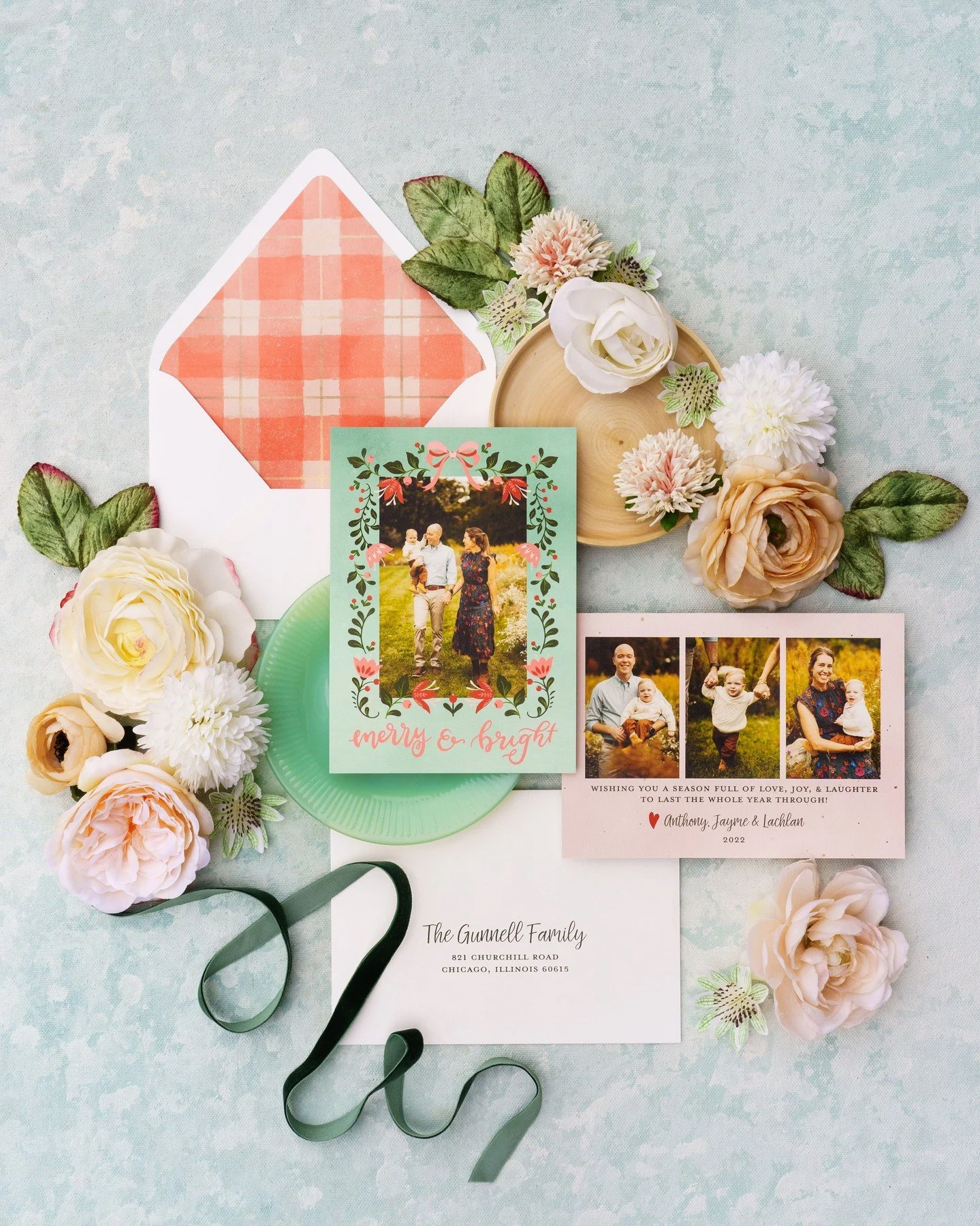 The holidays have a way of arriving before we’re ready — consider this your friendly nudge to get those card orders in. This week I’m sharing a few of my favorite suites to inspire your season. ✉✨
Stationery | @hazeleyedesigns
P