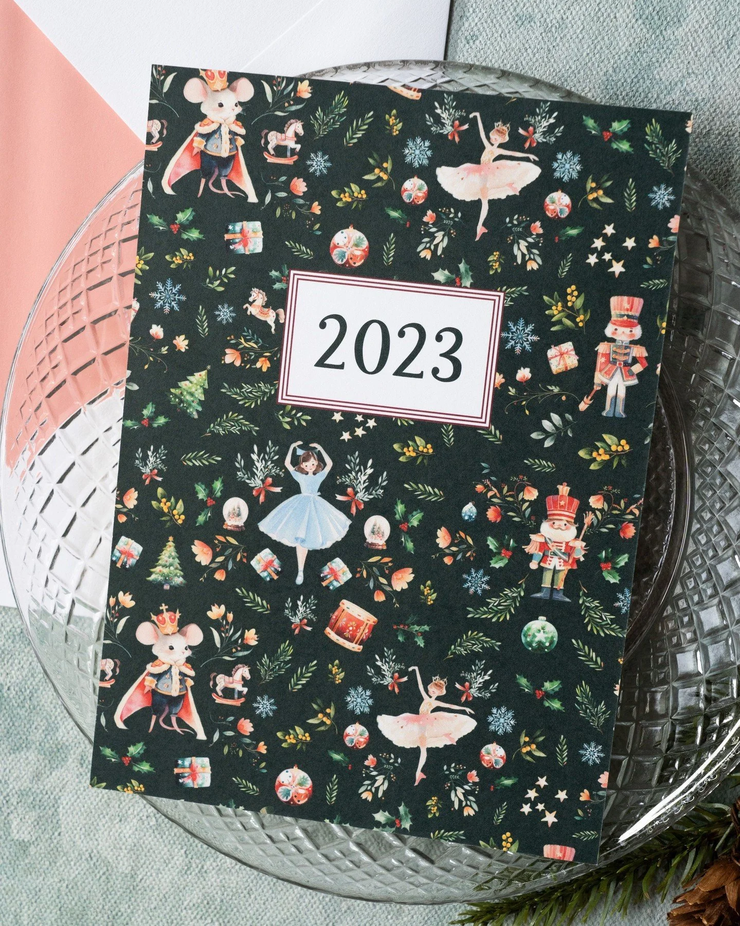 Some things never lose their magic — The Nutcracker is one of them. ✨ A timeless Christmas icon that captures the wonder of the season year after year.
Stationery | @hazeleyedesigns
Photo + Flat Lay | @peterson.design.photo