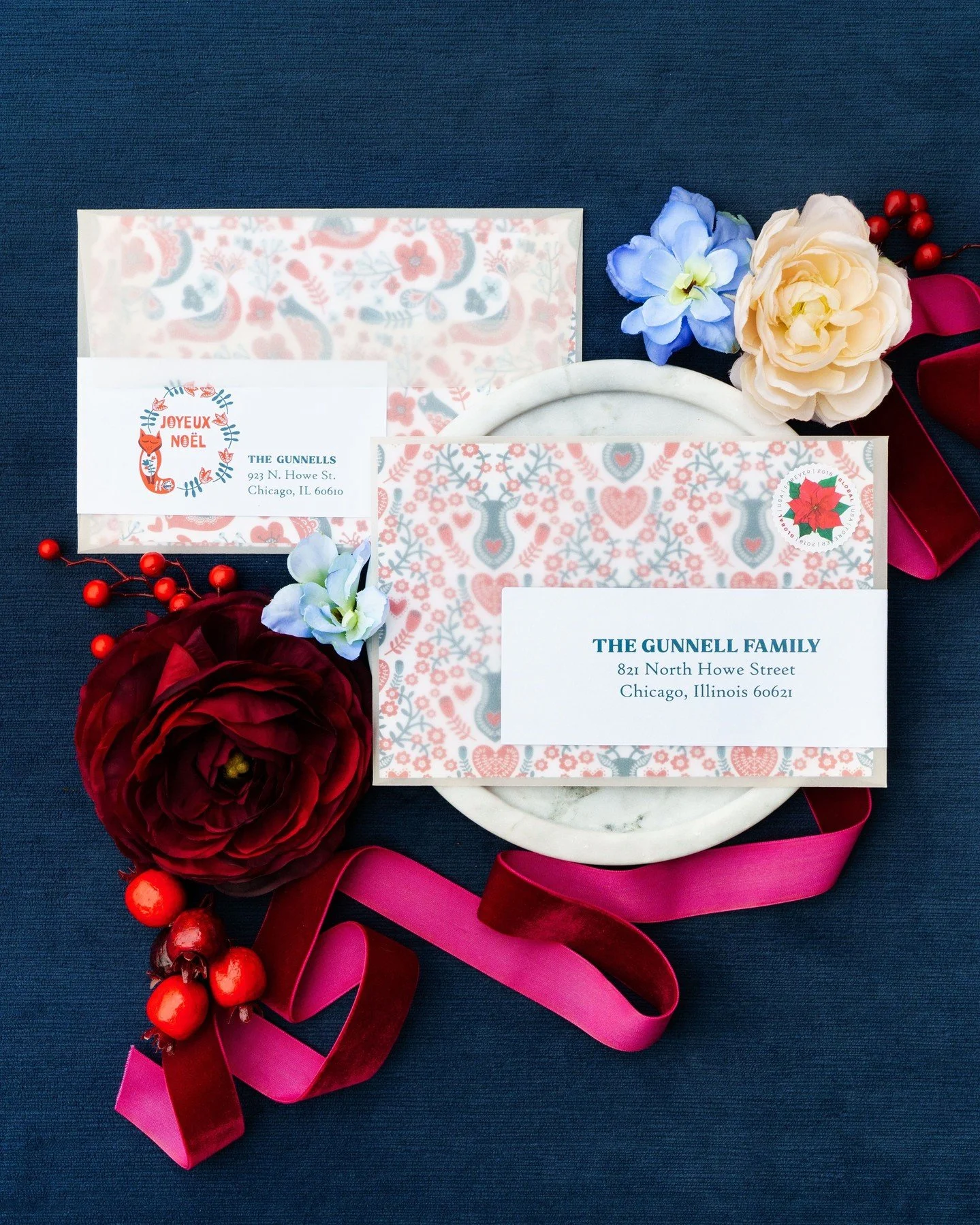 Nordic simplicity meets festive spirit - a little holiday magic in every detail. 🎁
Stationery | @hazeleyedesigns
Photo + Styling | @peterson.design.photo