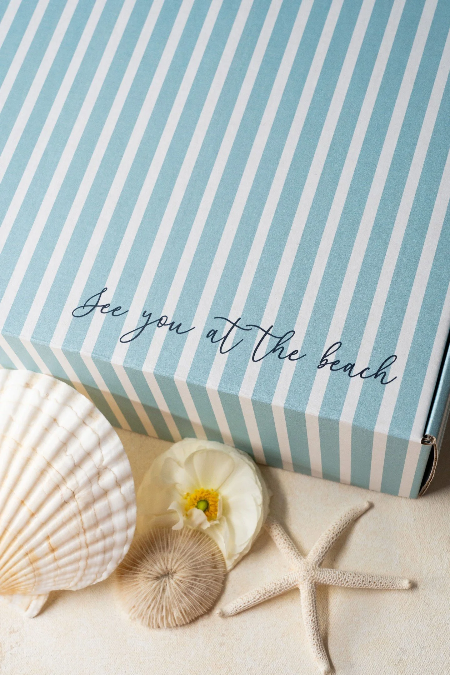 A little salt air and sunshine to spark new ideas ☀ The textures, tones, and calm of the coast have always been an inspiration for something beautiful. 🌊
Boxed Invitation Gift | @hazeleyedesigns
Photo + Styling | @peterson.design.photo