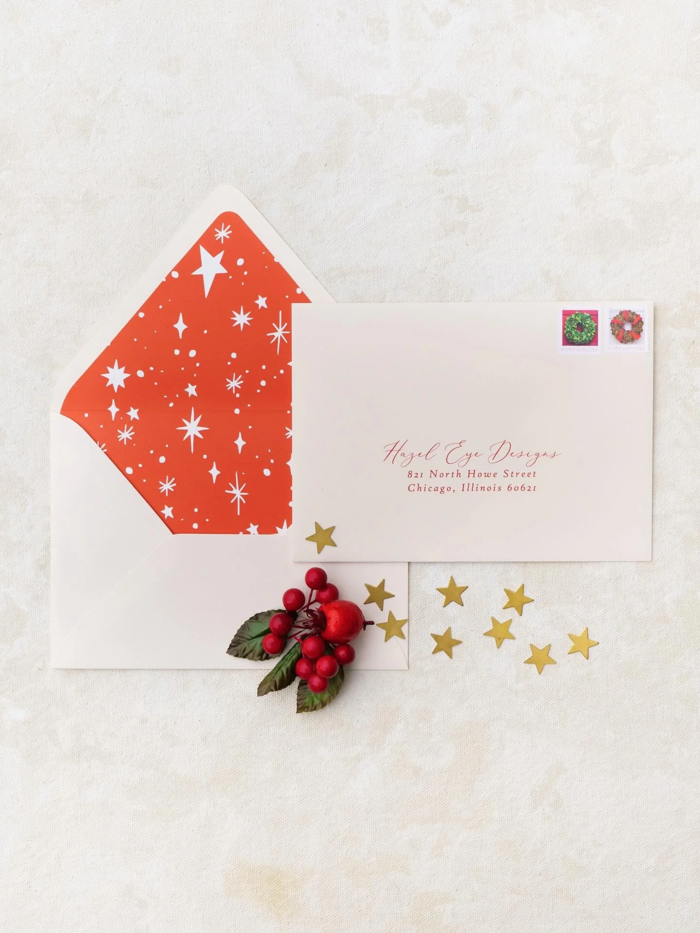 So many holiday cards headed out in the mail today!! ✨ 

Photo and Styling @peterson.design.photo